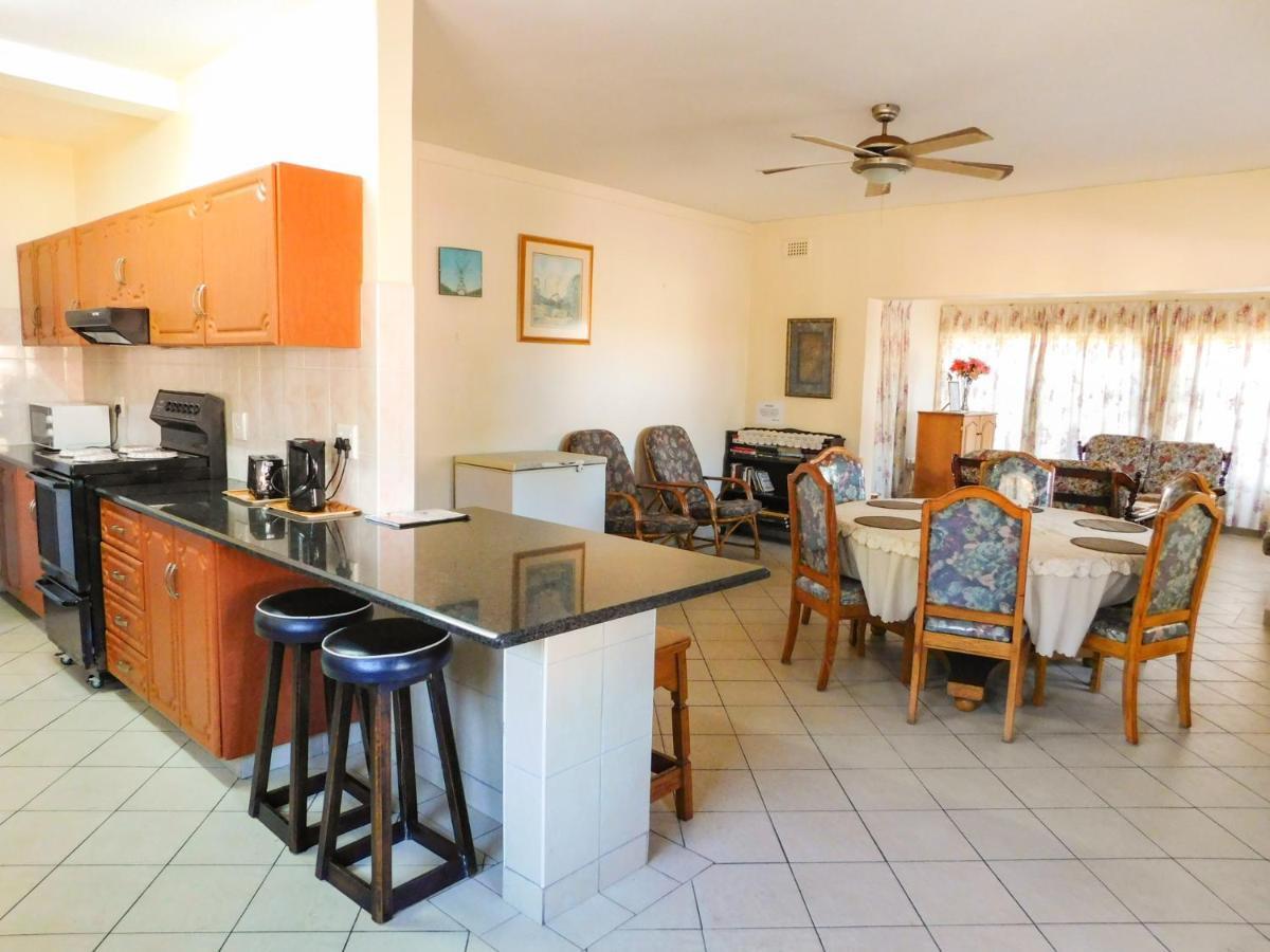 Mama Mia Cottages Oslo Beach Port Shepstone Esterno foto