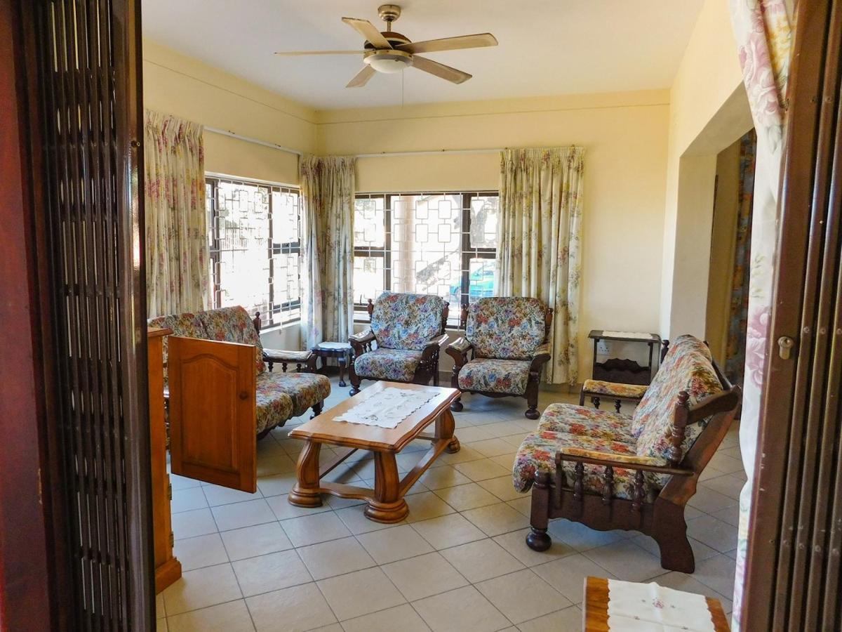 Mama Mia Cottages Oslo Beach Port Shepstone Esterno foto