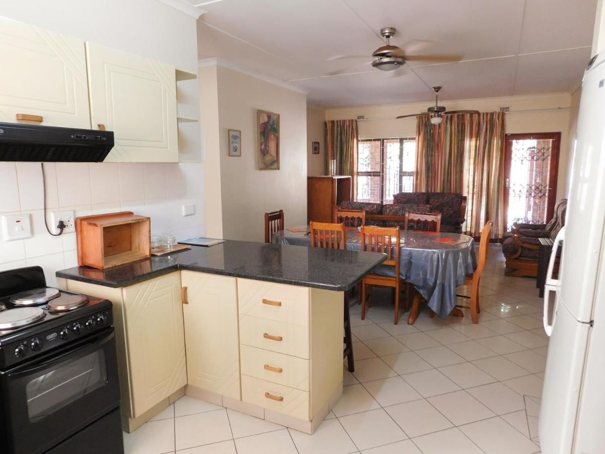 Mama Mia Cottages Oslo Beach Port Shepstone Esterno foto